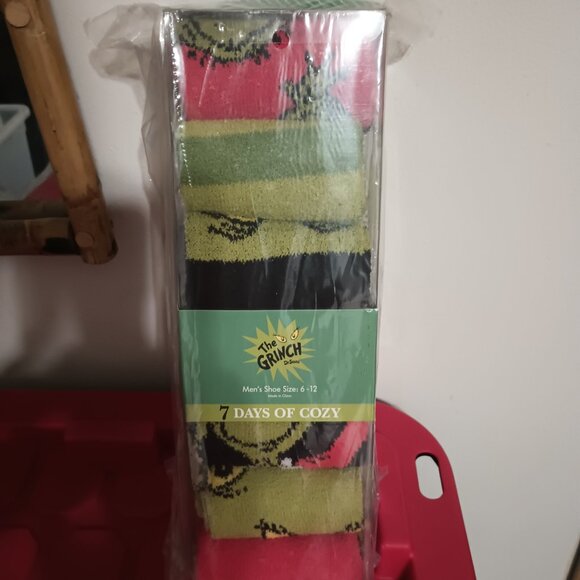 The Grinch Men s 7 Days of Cozy Crew Socks - Assorted Size 6-12 - Picture 6 of 6